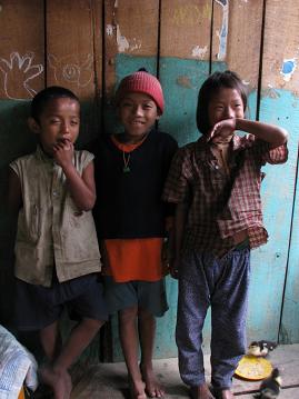↑안나푸르나 지역 어린이들.