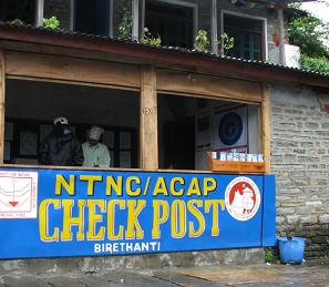 ↑네팔 나야풀의 안나푸르나 <br>
출입사무소와 ACAP 사무소. <br>
안나푸르나엔 7곳의 ACAP <br>
사무소가 있다.