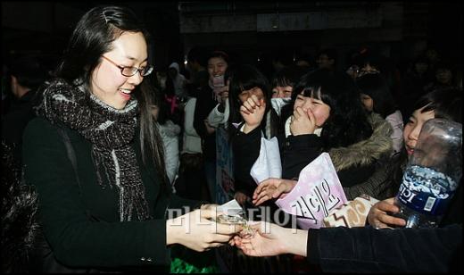 ↑수학능력시험이 치뤄지는 15일 오전 서울 광양고등학교에 후배들이 간식을 전하며 수험생들을 응원하고 있다.