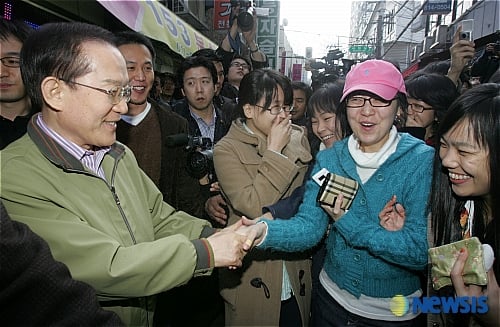 [사진]젊은이들과 악수하는 이회창