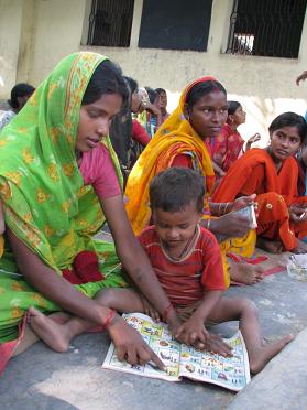 ↑한 여성이 칭얼거리는 아이를 달래가며 <br>
힌두어 수업을 받고 있다. JTS는 조혼풍습, <br>
혹은 집안일 때문에 수자타아카데미 <br>
학생이 되지 못한 여성들을 위해 매일 <br>
2~3시간씩 힌두어와 기초산수를 가르친다.