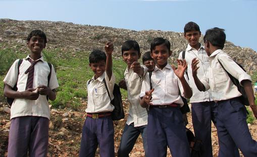↑수자타 아카데미 저학년 학생들. 둥게스와리 마을의 아이들은 전정각산을 넘어 1시간 동안 걸어서 학교에 온다.