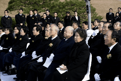 ▲앞 줄 우측부터 이수빈 삼성생명 회장, 김남조 시인, 이현재 호암재단 이사장, 강영훈 추모위원장, 박태준 포스코 명예회장, 이재현 CJ 회장, 손복남 CJ 고문, 홍라희 삼성미술관 리움 관장(삼성그룹 제공)<br>
