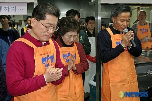 [사진]문국현 후보, 부인과 '밥퍼' 활동