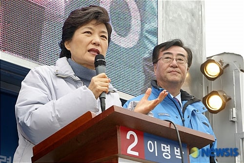 ↑ 한나라당 박근혜 전 대표가 1일 고양시 일산 미관광장을 찾아 이명박 대선 후보에 대한 지원유세를 펼치고 있다. @뉴시스