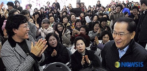 ↑ 1일 오전 서울 이회창 선거사무실에서 열린 '아줌마가 이회창을 구하자' 슬로건으로 일반주부들 500여명이 모인 행주치마 발대식행사에 이회창 후보가 박수를 받으며 행사장에 들어오고 있다. @뉴시스