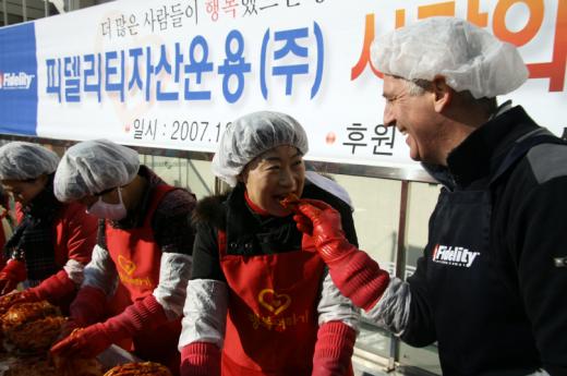  데이비드 프라우드 피델리티 자산운용 대표는 '제2회 희망을 나누는 사랑의 김장 담그기'행사에 참여했다.