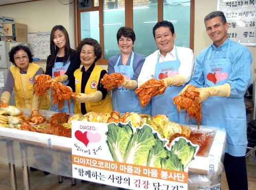 [사진]디아지오코리아, '사랑의 김장담그기'