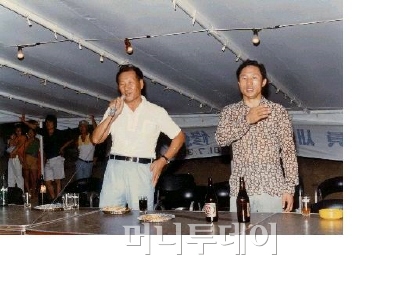 ▲1981년 현대그룹 사원 하계수련회에서 고(故) 정주영 전 명예회장과 함께 노래를 부르고 있는 모습.