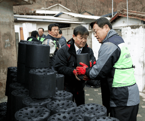 ▲김상열 대한상공회의소 상근부회장(오른쪽)을 비롯한 임직원 20여명이 18일 동작구 동작동에서 독거노인 및 저소득가구에 직접 연탄을 배달하고 있다. <br>
