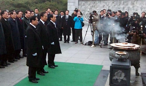 이명박 당선자, 현충원서 첫 공식행사