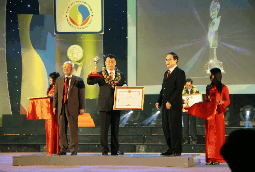 LGڰ Ʈ ȸ忡 бΰ ְϴ ǰ (VQA: Vietnam Quality Award) ϴ . ( ʺ Ʈ ȸ    (Mr. Uong Chu Luu), LG Ʈ 缺 , Ʈ μ  Ƽ (Mr. Nguyen Thien Nhan))