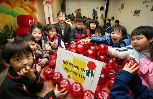 ↑신일유치원 어린이들이 21일, 태안 앞바다 기름유출사고현장에 써달라며 사랑의 열매 저금통 110개를 기탁했다. ⓒ사회복지공동모금회