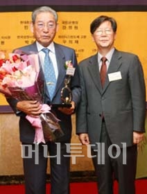 제3회 한국CEO그랑프리 시상식에서<br>
 '아름다운 CEO상'을 수상하는 모습.<br>
사진 오른쪽은 신영복 성공회대 석좌<br>
교수.