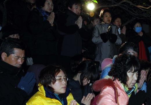 ▲ 1일 여수 돌산 향일암에 모인 사람들이 새해 가정의 행복과 안녕을 기원하는 기도를 하고 있다. 