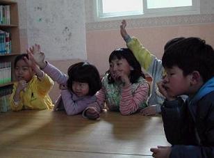 ↑꿈터 아이들이 자치회의 '야단법석'을 열어 <br>
안건을 의결하고 있다. ⓒ꿈터
