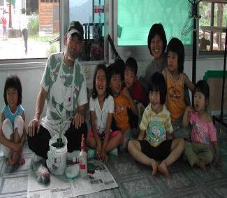 ↑윤호섭 국민대 시각디자인과 교수<br>
(왼쪽에서 두번째), 꿈터 운영자인 <br>
남궁영미 수녀(오른쪽에서 세번째)가 <br>
아이들과 작업 후 기념사진을 찍었다.<br>
ⓒ꿈터