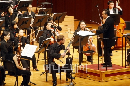 ↑'아랑훼즈 협주곡'을 연주하고 있는 안데스 오엔과 금난새. 꿈결같은 선율이 관객을 매혹시켰다. ⓒ 임성균 기자