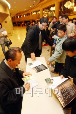 ↑지휘자 금난새는 이날 공연이 끝나고 팬사인회를 열었다. 수백명의 관객이 늦은 시간에도 줄지어 그를 기다렸다. ⓒ 임성균 기자