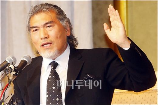 ↑자신과 관련된 괴소문에 관련해 기자회견을 갖고 있는 가수 나훈아 ⓒ