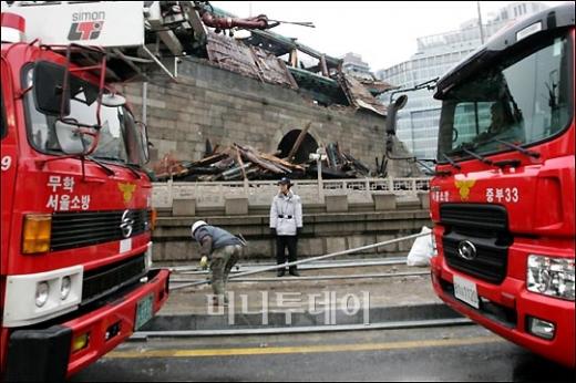 [사진]처참하게 무너진 숭례문