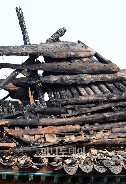 [사진]'아슬아슬' 2차 붕괴위험 숭례문