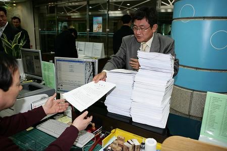 ↑ 용산구민들이 탄원서에 서명 후 서울지방법원에 제출하고 있다.(사진: 용산구)