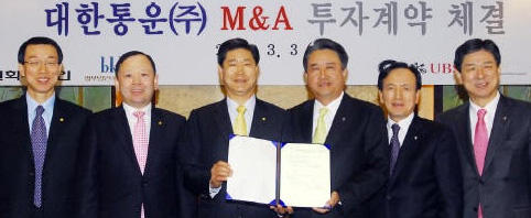 ↑ 금호아시아나그룹은 3일 서울 소공동 롯데호텔에서 오남수 그룹 전략경영본부 사장(오른쪽 세번째), 이국동 대한통운 사장(왼쪽 세번째)이 참석한 가운데 대한통운 M&A 투자계약(본계약)을 체결했다. ⓒ금호아시아나 제공