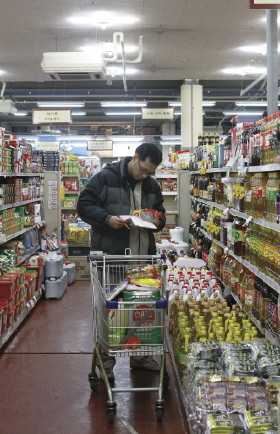 무섭게 오르는 물가, 독한 소비로 '맞짱'