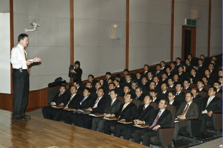 ↑국세청 직원들을 대상으로 특강을 하고 있는 한상률 청장