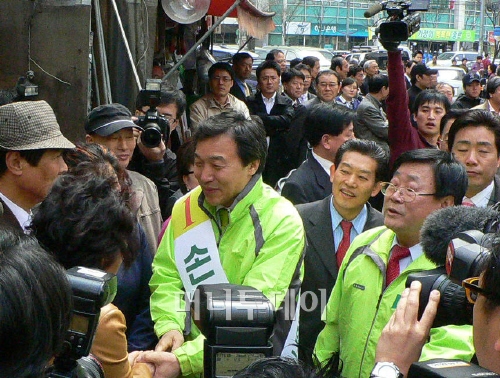 孫, 종로 출정식 "李정부 바로잡는 민생투쟁"