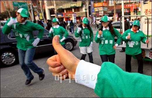 [사진]손학규 후보,대학로 거리유세 펼쳐