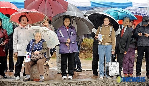 [사진]숭례문 49재 지켜보는 시민들