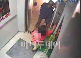 ↑ 초등생 납치미수 사건 용의자 검거의 결정적 단서가 된 CCTV 화면. ☞동영상 보기