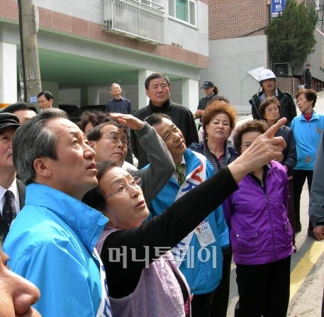 ▲정몽준 후보가 낙후된 주거환경에 대해 지역주민의 설명을 듣고 있다.