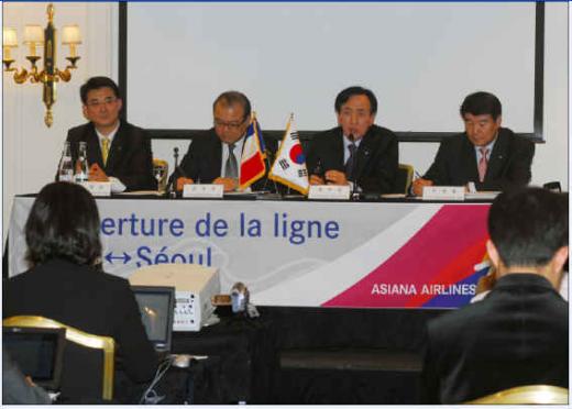 ↑강주안 아시아나항공 사장(오른쪽 두번째)이 1일(현지시간) 파리 인터콘티넨탈 호텔에서 기자회견을 하고.