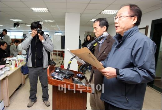 ↑민주노총 관계자가 삼성특검 기자실에서 고발장 접수에 관련한 기자회견을 갖고 있다.