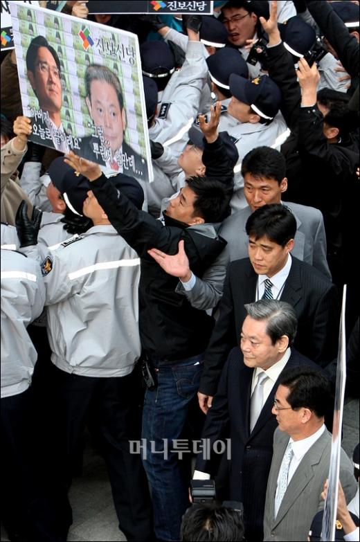 [사진]이건희 회장 소환 '뿌린게 얼만데...'