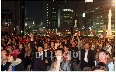 ↑ 서울 시민들이 시청앞광장에서 우주선 발사를 지켜보며 환호했다.