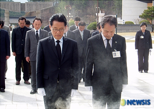 [사진]박지원 당선자 국립 5.18묘지 참배