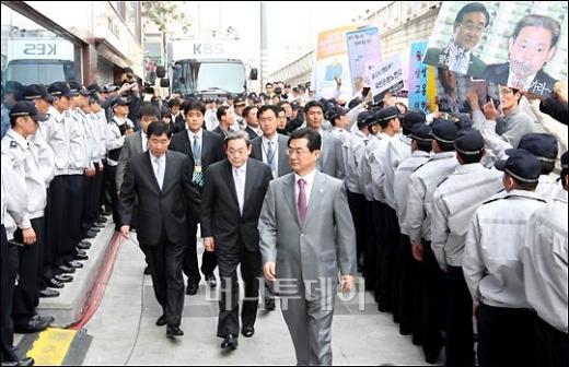 [사진]시위대와 이건희 회장(화보)