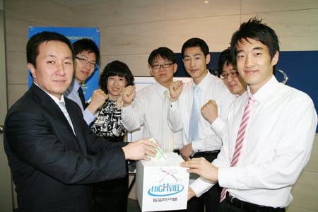 ↑'금요일의 점심' 행사에 참가한 고동현 동일하이빌 사장(맨왼쪽)과 직원들. 