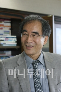 "치열했던 지난 30년, 이젠 여행 다닐 터"