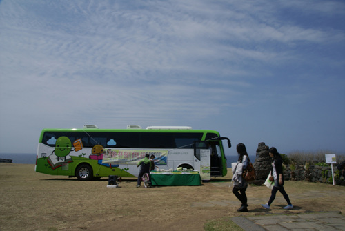 ↑마라도에 상륙한 네이버의 책읽는 버스. 도서 산간이나 전국 행사장을 찾아 운행되는 이동식 도서관이라 보면된다.