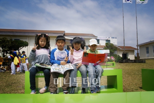 ↑마라도 분교에서 책을 읽고 있는 아이들. 왼쪽부터 수현이(1년), 현진이(3년), 해빈이(1년). 영진이(6살). 영진이는 이 마을에서 가장 어린 꼬마다. ⓒ성연광 기자 saint@