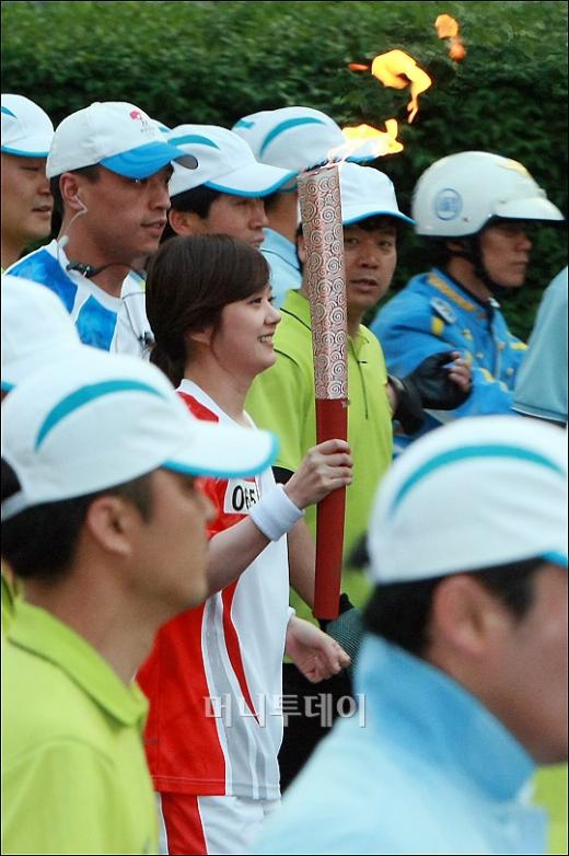 ↑가수 장나라가 2008베이징 올림픽 성화 봉송 주자로 나서 달리고 있다. ⓒ