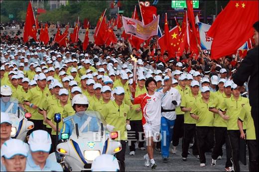 ↑청계광장을 가득 메운 주한 중국인들이 흔드는 홍성홍기를 뒤로하고 2008베이징 올림픽 성화 봉송이 한창이다. ⓒ