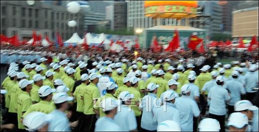 ↑2008베이징 올림픽 성화가 마지막 주자 손에 들려 시청광장으로 입장하고 있다. ⓒ