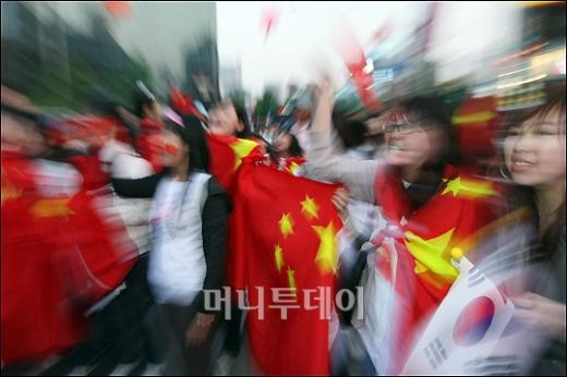 ↑2008베이징 올림픽 성화봉송을 주한 중국인들이 환영하고 있다. ⓒ