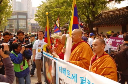 ↑티베트 승려들 (티베트평화연대 제공)